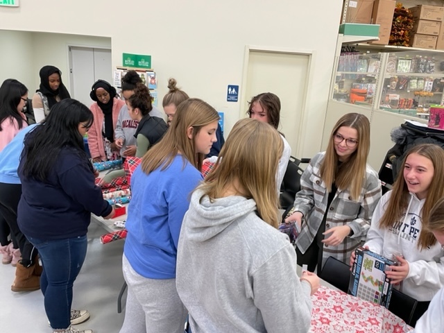 NHS students help with Shop With A Hero 